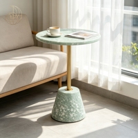 Table d'appoint ronde en terrazzo vert menthe avec base conique en métal doré, table d'angle pour canapé, pour la maison ou l'hôtel