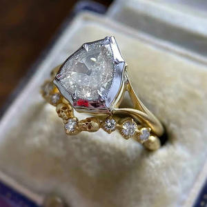 Anillo de Diamantes T0072, Oro Sólido de 18K, Corte Pera, Diamante Natural Color D, Anillo de Compromiso para Mujer con Diamantes Laterales - Product Image 1