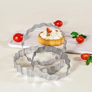 Moule à mousse carré ondulé en acier inoxydable 430, perforé, à rebords festonnés, pour tarte au fromage française et gâteau aux miettes - Product Image 1