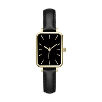 Montre rectangulaire pour femme, fabriquée sur mesure avec logo personnalisé, boîtier en acier inoxydable plaqué or, mouvement japonais, bracelet en cuir, style minimaliste et tendance.