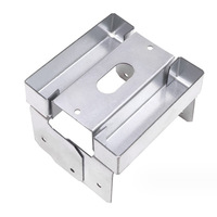 Support de montage pliable en acier galvanisé, base de poteau réglable, design contemporain pour mobilier d'extérieur, ancrage dans le béton