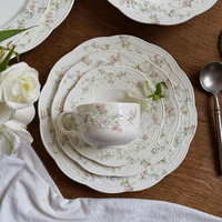 Vaisselle en céramique florale gaufrée de luxe léger de style vintage français, assiettes à dessert exquises pour le thé de l'après-midi