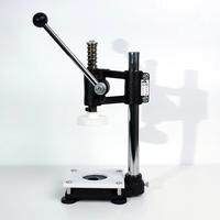 Machine de pressage manuelle pour le scellage des bouteilles et des canettes en plastique de produits alimentaires et de boissons, avec couvercle de bouchage