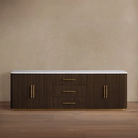 Buffet moderne américain en chêne moka, 4 portes et 3 tiroirs, avec plateau en marbre de Carrare, style Arhaus de luxe, en bois massif imposant