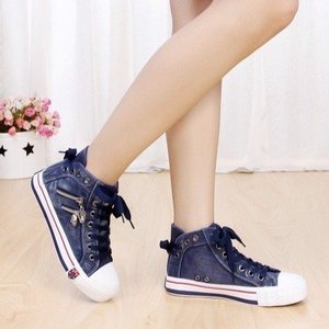 รองเท้าผ้าใบผู้หญิงสไตล์เยอรมันย้อนยุค สีขาว แฟชั่นเกาหลี น้ำหนักเบา แบบสวมสบาย มีเชือกผูก สำหรับผู้หญิง - Product Image 3