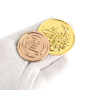Pièce commémorative professionnelle <span class=keywords><strong>de</strong></span> luxe personnalisée en métal, plaqué or mat, étiquettes nominatives en métal gaufré, badge <span class=keywords><strong>de</strong></span> lettres pour <span class=keywords><strong>la</strong></span> publicité - Product Image 1