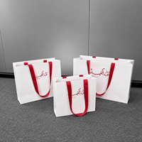 Sacs cadeaux en papier de luxe de différentes tailles, logo personnalisé imprimé, emballage blanc pour le shopping avec poignées en ruban de satin