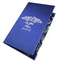 Carte d'invitation de mariage en acrylique miroir argenté découpé au laser avec couverture rigide en soie de dernière génération et invitation en tissu bleu marine avec couverture rigide