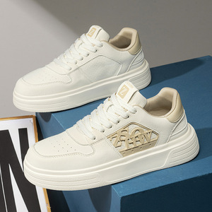 รองเท้าผ้าใบผู้ชายแบบสวม สปอร์ต สีขาว ระบายอากาศได้ดี แฟชั่นทันสมัย ปิดนิ้วเท้า กันลื่น เหมาะสำหรับฤดูใบไม้ผลิ ฤดูใบไม้ร่วง และฤดูหนาว - Product Image 1