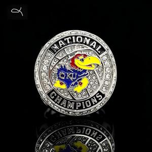 Bague commémorative 2022 en alliage plaqué argent 925 pour le championnat national de basketball masculin NCAA des <span class=keywords><strong>Jayhawks</strong></span> de l'Université du Kansas - Product Image 3