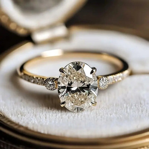 Anello dal Design Ovale Stile Classico per Donne - Product Image 3