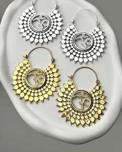 ต่างหูทองเหลืองรูปออมสัญลักษณ์ สีทองและสีเงิน ทำมือ ลายพระอาทิตย์แบบชนเผ่า สำหรับผู้หญิง เครื่องประดับทางจิตวิญญาณ - Product Image 2