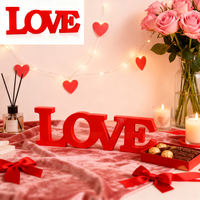 1 pièce, centre de table en bois rouge avec inscription LOVE. Le design 3D transmet la passion, parfait pour les dîners de la Saint-Valentin, les douces confessions