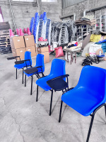 Chaise d'entraînement ergonomique empilable en plastique moderne avec tablette d'écriture pour usage extérieur – Vente en gros à chaud