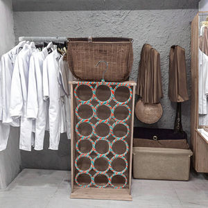 Organisateur de vêtements et porte-sacs pliable multifonction en rotin rond Lavinia avec cintres muraux - Product Image 3