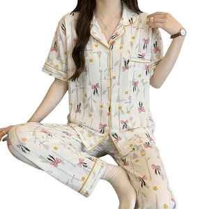 Vendita all'ingrosso di pigiami estivi da donna in stile coreano boho-chic: top a maniche corte e pantaloni lunghi in tessuto stropicciato - Product Image 1