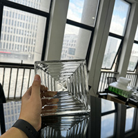 Bloc de verre décoratif de qualité supérieure à motif meander classique pour la décoration murale intérieure commerciale moderne en gros