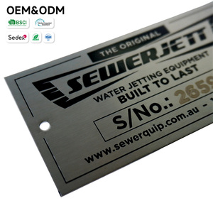Étiquettes métalliques personnalisées en acier inoxydable brossé, gravées et rempliées d'époxy, avec numéro de série et informations sur l'équipement, pour l'identification des actifs. - Product Image 4