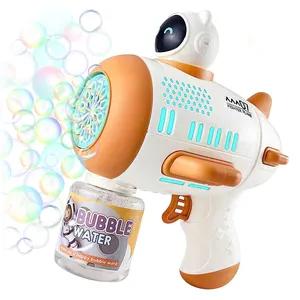 Bestseller Space Theme Bubble Gun Maschine 12 Löcher Niedliche Astronaut Bubble Machine Spielzeug Mit Licht Kinder Outdoor Bubbles Spielzeug