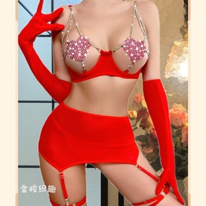 Conjunto de lencería Golden Shuttle Fun de tres piezas, sujetador rojo con diseño de corazón hueco, bragas de corte alto con efecto push-up para mujer - Product Image 1
