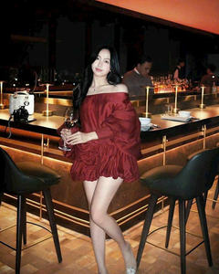 Robe rouge épaules dénudées avec taille élastiquée et détail floral, en mousseline de soie douce à motif floral, avec manches courtes à poignets élastiqués, style vietnamien. - Product Image 5