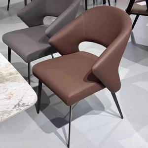 Chaise de salle à manger incurvée minimaliste italienne moderne - Chaise en cuir rembourrée de luxe, portable pour la maison, la villa et l'usage commercial - Product Image 3