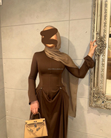 Robe Maxi Élégante à Manches Longues Willson, Robe Unie Modeste Marron pour Femmes Musulmanes, Col Rond avec Bague, Robe Tendance avec Boutons Dorés