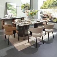 Chaise de salle à manger minimaliste italienne en métal avec revêtement en cuir PU, design moderne et luxueux, sensation haut de gamme pour hôtels, maisons et salons.