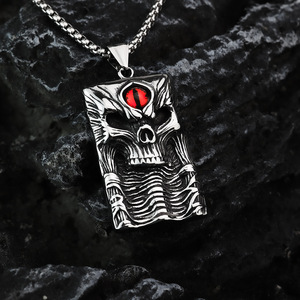 จี้รูปหัวกะโหลกสี่เหลี่ยมสแตนเลสฝังตาสีแดงสำหรับผู้ชาย สร้อยคอของขวัญ - Product Image 3