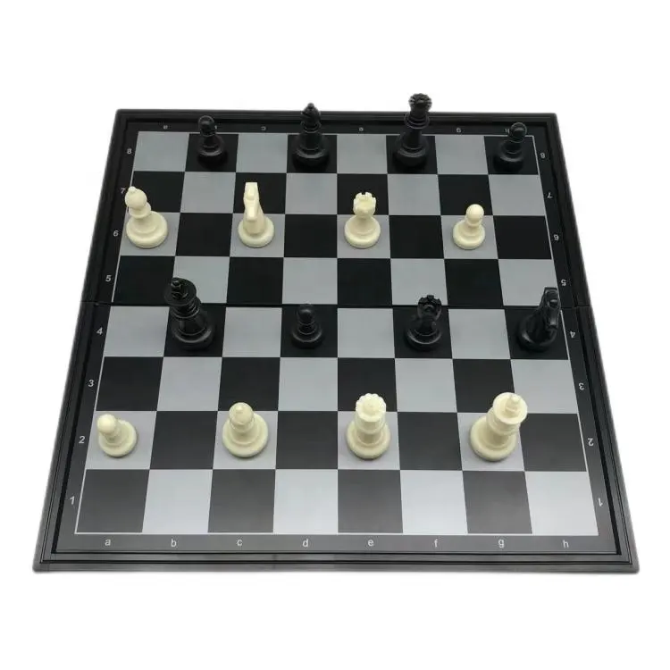 Scacchiera magnetica pieghevole in vinile con pezzi di scacchi in plastica di grandi dimensioni portatili all'aperto in vendita