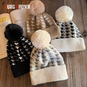 Bonnets de créateur pour <span class=keywords><strong>femme</strong></span> en fausse fourrure de lapin à revers <span class=keywords><strong>Bonnet</strong></span> en tricot doux et chaud pour l'hiver <span class=keywords><strong>Bonnet</strong></span> à pompon avec logo personnalisé pour temps froid - Product Image 3