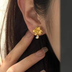 Pendientes de Plata de Ley S925, Estilo Chino Nuevo, con Diseño de Flor de Lirio Escarchada y Gotas de Agua, Pendientes Colgantes de Alta Gama - Product Image 4