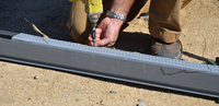 Caniveau de drainage en PVC robuste OEM avec support latéral renforcé et brides d'ancrage inférieures pour patios et allées