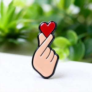 Broche personnalisée en alliage de zinc en forme de cœur de dessin animé, épinglette créative en émail pour hommes, femmes, couples, accessoires de sac - Product Image 1