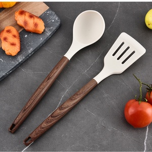 Ensemble d'ustensiles de cuisine en silicone avec fouet, pinces et pinceaux, outils de cuisson avec manche en bois – Vente en gros - Product Image 4