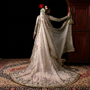 Lehenga de mariée pour femmes avec tissu de qualité supérieure, broderie élégante, design luxueux, couleurs riches, silhouette gracieuse, tenue de mariage - Product Image 2