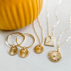 Collar con Disco de Rayos de Sol en Oro de 18k, Colgante Cuadrado con Símbolo de Amanecer y Atardecer, Joyería de Acero Inoxidable con Haz Solar - Product Image 4