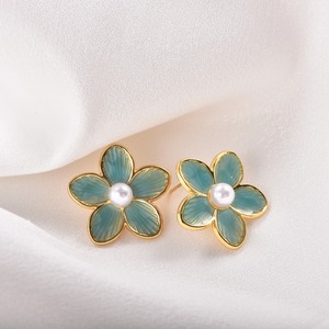 Nouvelle Arrivée Boucles d'Oreilles Fleur à 5 Pétales Multicolores en Acier Inoxydable Plaqué Or 18K Style Français Floral pour Usage Quotidien - Product Image 2