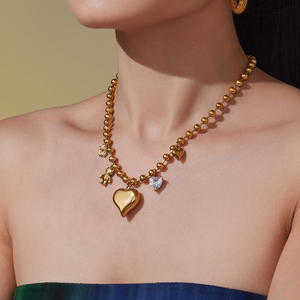 Collar con Colgante de Moda YF8397, Diseño de Corazón Grande con Circonita y Osito Pequeño, Chapado en Oro de 18K, Acero Inoxidable Resistente al Agua - Product Image 1