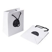 Sacs en papier personnalisés de luxe blancs avec logo imprimé sur mesure pour vos achats et cadeaux