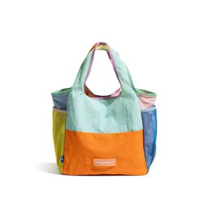 กระเป๋าโท้ทสีบล็อกแบบกำหนดเอง พิมพ์โลโก้ด้วยผ้าไหมโพลีเอสเตอร์ กันน้ำ พับได้ ไม่มีฝาปิด บรรจุภัณฑ์อเนกประสงค์จากจีน - Product Image 3