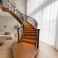 Escalier en colimaçon pour villa, manoir, intérieur, hall à double hauteur, escalier en bois courbé avec rampe en métal