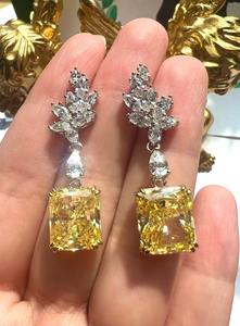 Élégantes boucles d'oreilles longues en argent avec motif de feuilles, pierres en moissanite et coupe coussin jaune radiant, boucles d'oreilles de luxe pour les soirées - Product Image 3