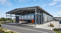 Entrepôt préfabriqué en structure métallique, bâtiment de stockage métallique pour usage industriel et logistique