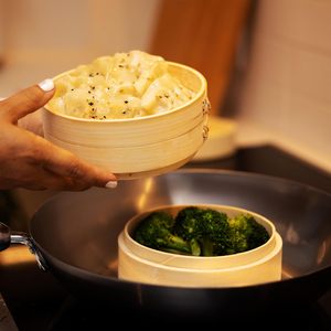 पर्यावरण के अनुकूल इलेक्ट्रिक बांस स्टीमर ग्लास कवर 2-टियर डिजाइन 6l क्षमता जापानी प्लग-स्वस्थ खाना पकाने के लिए - Product Image 5