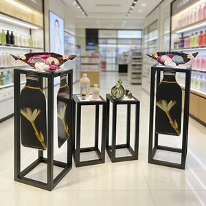 Ensemble de présentoirs de sol en métal minimalistes modernes pour les produits de toilette, le savon, le shampoing, les magasins de détail, les vitrines - Product Image 1