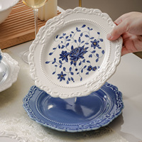 Assiettes et bols en céramique de style européen sculptés en relief, motif floral bleu élégant, style rétro, qualité restaurant pour usage quotidien