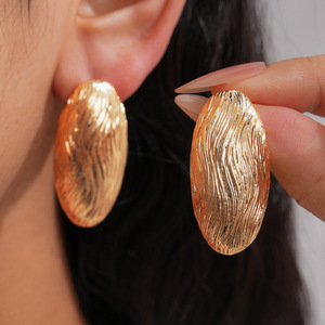Pendientes de Cobre para Mujer, Estilo Retro Francés, con Diseño Floral Hueco Euroamericano, de Lujo Ligero y Alta Gama - Product Image 3