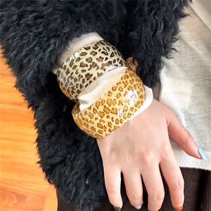 Bracelets de manchette exagérés à surface bombée avec des taches de léopard épaisses pour femmes, accessoires de main tendance pour tous les jours, bijoux de mode - Product Image 1