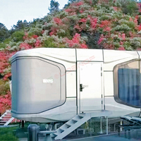 Maison capsule en acier moderne et mobile à faible coût avec structure en acier, design étanche à énergie solaire et roues pour usage scolaire